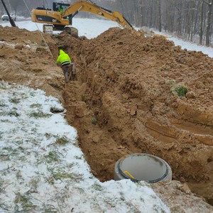 Prace ziemno-montażowe związane z budową kanalizacji.