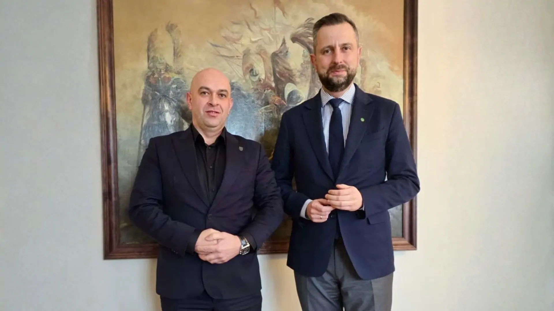 Dwóch mężczyzn pozuje na tle obrazu. Po lewej stronie Wójt Gminy Mogilany Jerzy Przeworski. Po prawej stronie Wicepremier Władysław Kosiniak Kamysz