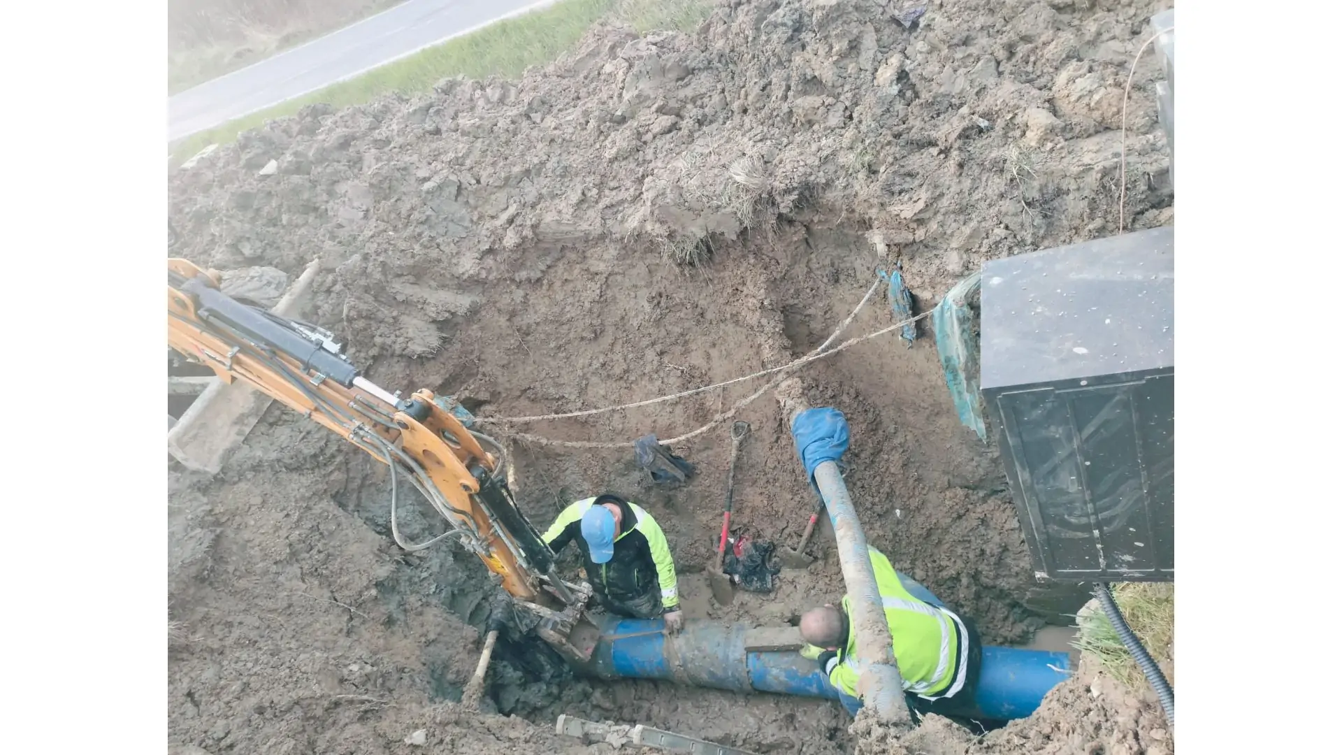 Prace techniczne związane z naprawą awarii sieci wodociągowej