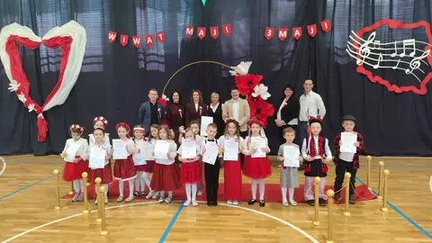 zdjęcie grupowe wykonane podczas konkursu pieśni patriotycznej