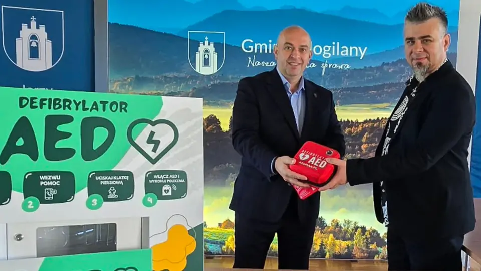 Wójt Jerzy Przeworski wraz z przedstawicielem Eurovia w momencie przekazania defibrylatora