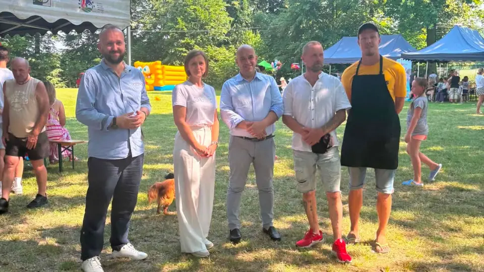 zdjęcie grupowe z Wójtem gminy Mogilany na pikniku rodzinnym