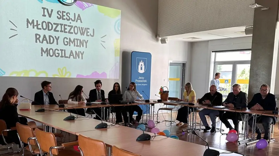 3 czerwca 2026 roku w Sali Narad Urzędu Gminy Mogilany odbyła się IV Sesja Młodzieżowej Rady Gminy Mogilany, prowadzona przez Przewodniczącą Młodzieżowej Rady Anitę Bałukę.
