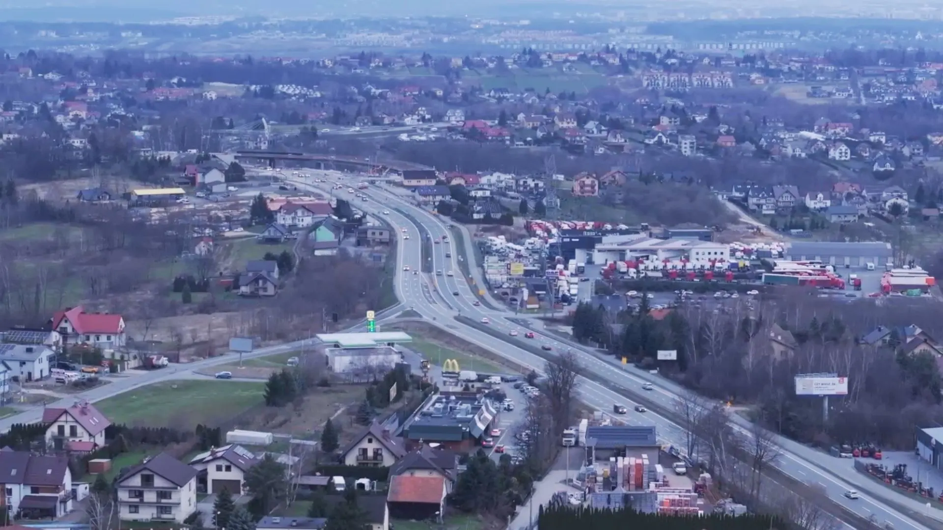Zdjęcie z drona przedstawiające Zakopiankę z góry w miejscowości Mogilany.