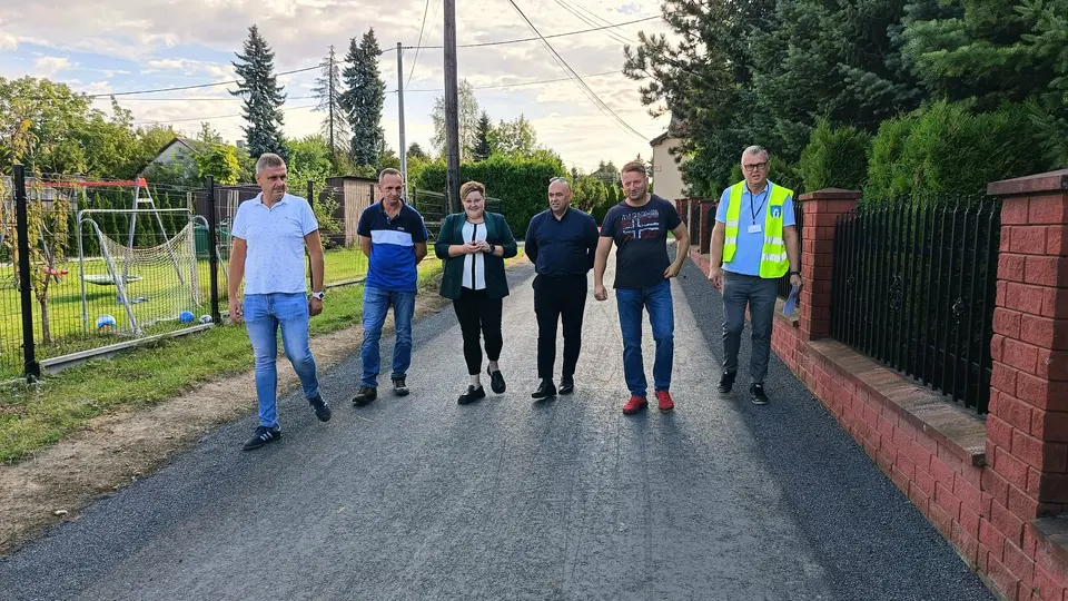 Zdjęcie przedstawiające delegację odbierającą inwestycję na ul. Jasnej w Bukowie