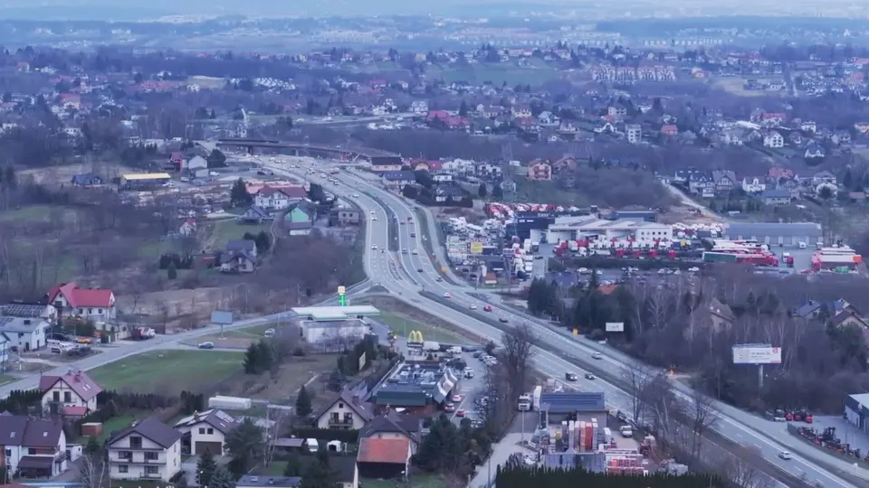 Zdjęcie z drona przedstawiające Zakopiankę z góry w miejscowości Mogilany.