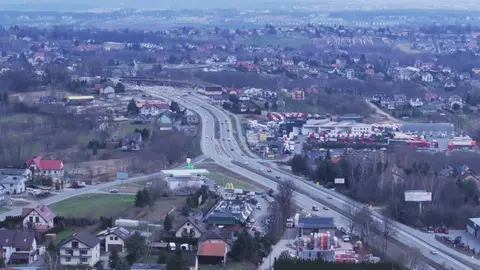 Zdjęcie z drona przedstawiające Zakopiankę z góry w miejscowości Mogilany.