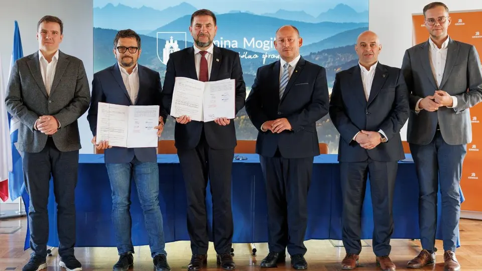 uczestnicy spotkania - podpisanie umowy, Przeworski, Ostrowski, Klęczar