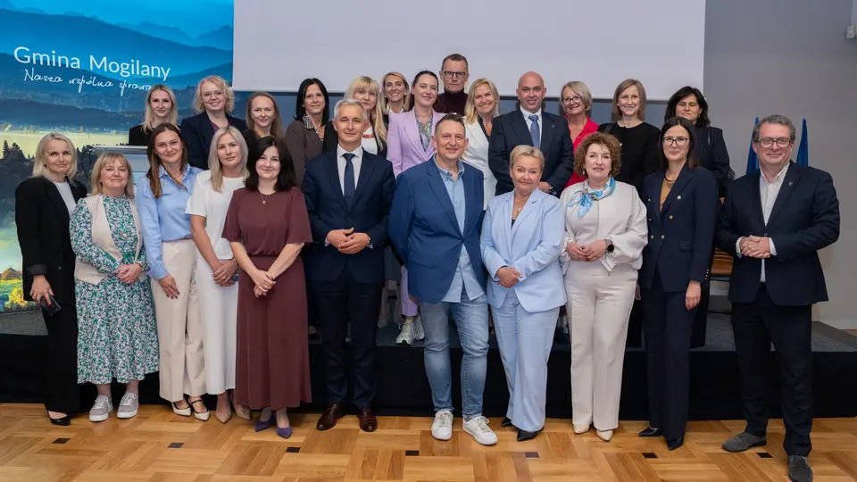zdjęcie grupowe wykonane po konferencji