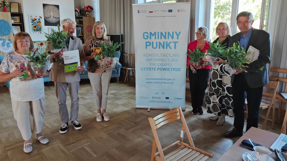 zdjęcie grupowe przy bannerze "Czyste Powietrze"