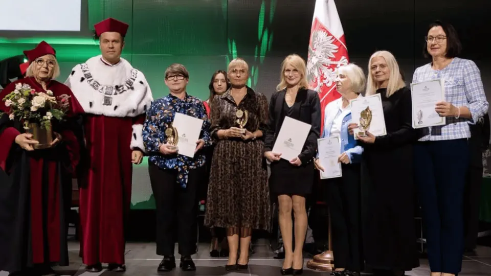 zdjęcie na scenie laureatów wraz ze statuetkami 