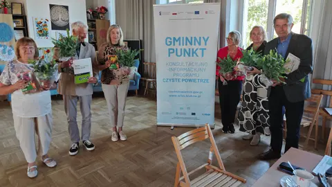 zdjęcie grupowe przy bannerze "Czyste Powietrze"