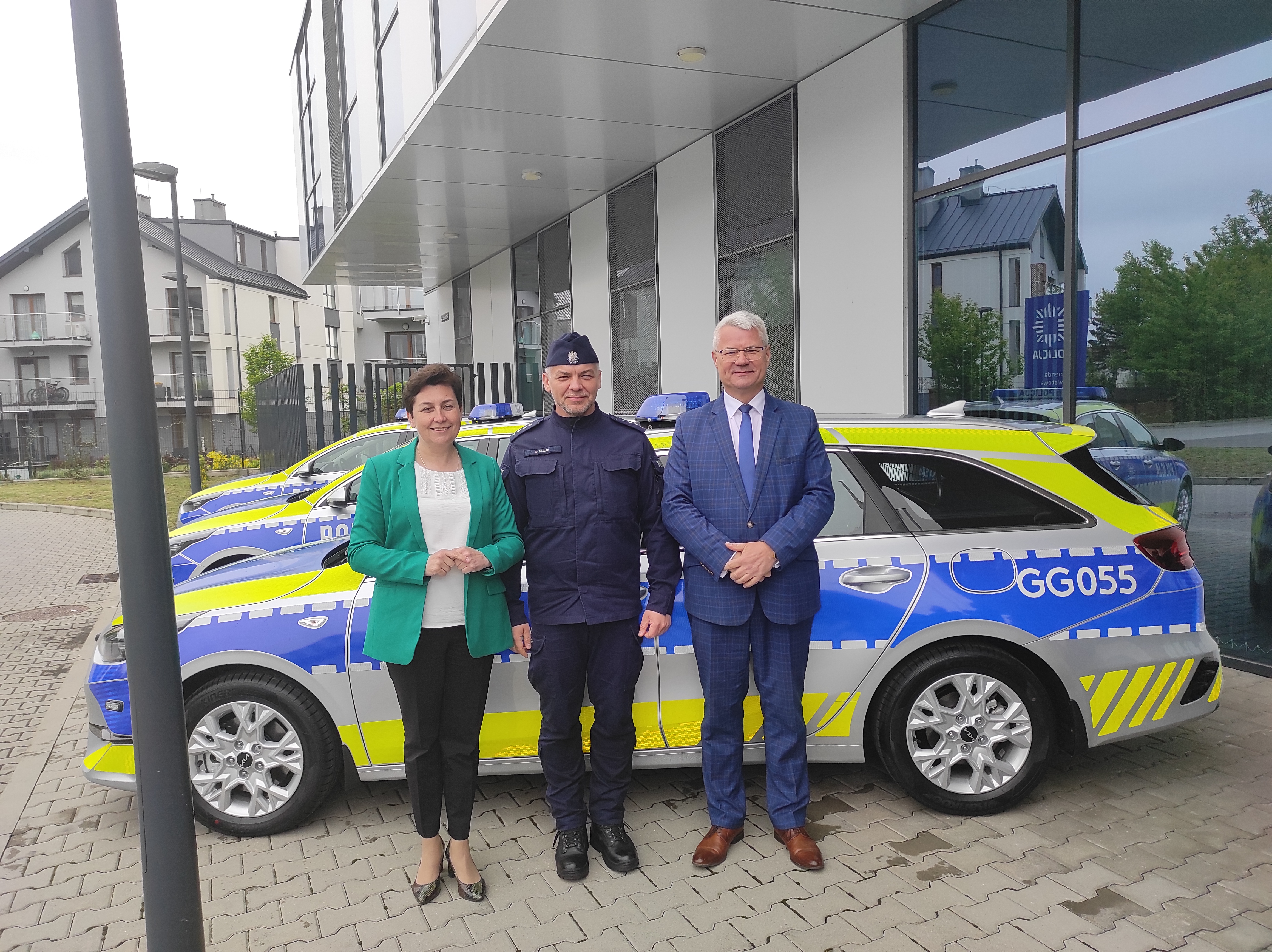 Wójt Gminy Mogilany, Bumistrz Miasta i Gminy Świątniki Górne oraz Komendant Policji w Świątnikach Górnych wraz z nowym radiowozem