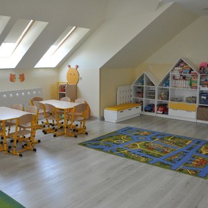 Sala przedszkolna z wyposażeniem dla przedszkolaków.