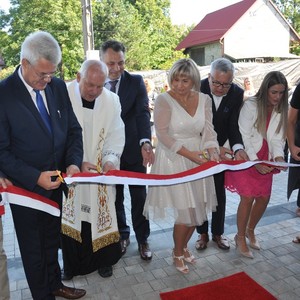 Zdjęcie zbiorowe – symboliczne przecięcie wstęgi.