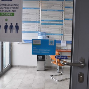 Wejście na salę oznakowane kontrastową tabliczką z napisem hol, punkt informacyjny, dziennik podawczy wraz z odwzorowaniem tyflograficznym.