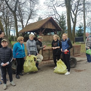 osoby biorące udział w sprzątaniu Gminy 