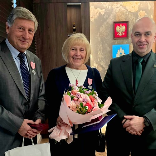 Obraz główny aktualności o tytule Wójt wręczył medale za długoletnie pożycie małżeńskie