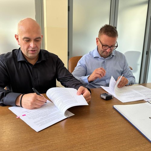 Obraz główny aktualności o tytule Podpisanie umów na modernizację dróg w Chorowicach i Gaju