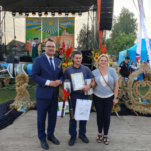 Obraz główny aktualności o tytule Uhonorowanie Pana Łukasza Walusiaka z Gaja, podczas tegorocznych  dożynek powiatu krakowskiego tytułem najlepszego rolnika z Gminy Mogilany 
