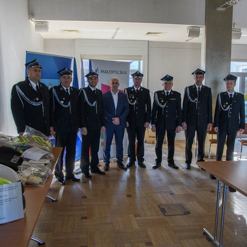 Obraz główny aktualności o tytule Zakup odzieży specjalistycznej dla jednostek OSP Buków, OSP Konary, OSP Mogilany oraz OSP Włosań w ramach projektu Małopolskie OSP 